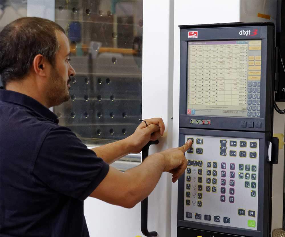 Control-system - for production management, training, quality follow-up and service